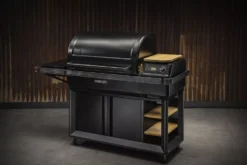 Holzpelletgrill Traeger Timberline XL INT, Schwarz | Ausstellungsstück -Campingbedarf Geschäft Timberline XL 2021 Hero Angled 002 10 28679