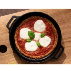 Ooni Gusseisenpfanne 7 Ooni Gusseisenpfanne -Campingbedarf Geschäft backen braten schmoren servieren ooni gusseisenpfanne mit holzservierbrett 1000 3 25104