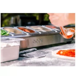 Ooni Pizzabelag-Container, Medium -Campingbedarf Geschäft edelstahl pizzabelag container mittelgross mit kunststoffdeckel ooni zubehoer 1000 2 25301