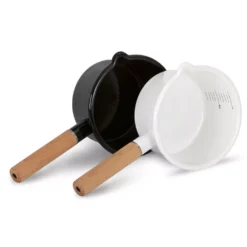 Petromax Emaille-Stieltopf, Schwarz, 1 Liter -Campingbedarf Geschäft emaille stieltopf petromax schwarz und weiss erhaeltlich holzgriff skala topfinnenseite campinggeschirr 1000 7 26166