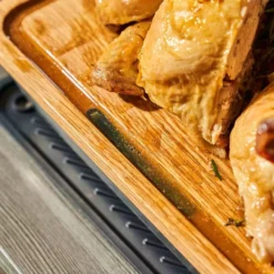 Ooni Ofenform Inklusive Schneidebrett Und Grillrost, Medium 14 Ooni Ofenform Inklusive Schneidebrett Und Grillrost, Medium -Campingbedarf Geschäft knuspriges haenchen zubereiten mit ooni ofenform duragrab griffe integrierte drainagekanaele zum einfangen des bratensaftes 1000 6 27312