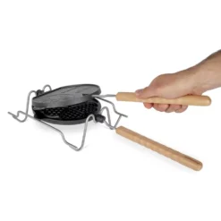 Petromax Wende-Waffeleisen Inklusive Haltegestell -Campingbedarf Geschäft massives waffeleisen draussen waffeln backen petromax backform holzgriffe 1000 4 25982