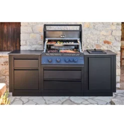 Outdoorküche Napoleon OASIS Compact 105 Mit BIG32-1 Und Einbau Sizzle Zone, Mattschwarz -Campingbedarf Geschäft napoleon oasis compact 105 outdoor kitchen big32 safety glow drehregler muelleimerschrank wave edelstahlroste 1000 6 28162
