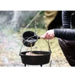 Petromax Emaille-Stieltopf, Schwarz, 1 Liter -Campingbedarf Geschäft outdoor camping geschirr petromax stieltopf holzgriff pflegeleicht emaillierte oberflaeche 1000 4 26166