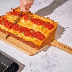 Ooni Detroit Pizzablech, Medium -Campingbedarf Geschäft pizza klassiker aus den usa einfach zubereiten mit ooni zubehoer edelstahlpizzablech mit deckel 1000 8 27315