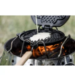 Petromax Wende-Waffeleisen Inklusive Haltegestell -Campingbedarf Geschäft vorbehandelte oberflaeche antihaft beschichtung petromax wende waffel gusseisen backform 1000 6 25982