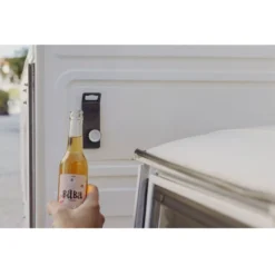 Höfats JOHNNY CATCH Magnet Flaschenöffner, Schwarz -Campingbedarf Geschäft wandflaschenoeffner mit magnet in schwarz black hoefats johnny catch 1000 3 27339