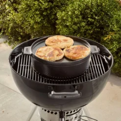 Weber Crafted 2in1 Dutch Oven & Pfanne - Gourmet BBQ System 9 Weber Crafted 2in1 Dutch Oven & Pfanne - Gourmet BBQ System -Campingbedarf Geschäft weber dutch oven 2 in 1 mit pfanne gbs system holzkohlegrill 1000 4 21970